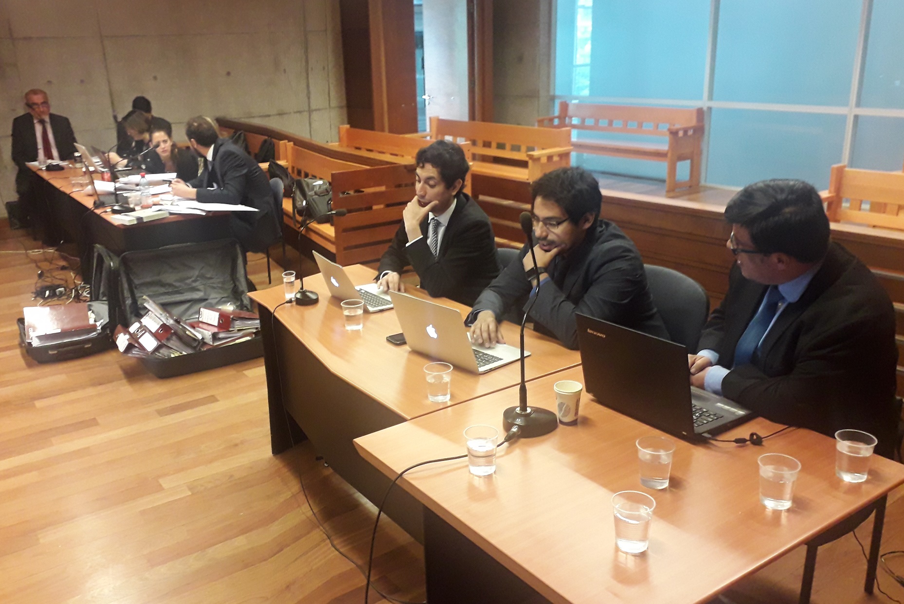 Los defensores p&uacute;blicos Hermann Apablaza, Felipe Ca&ntilde;&oacute;n y Francisco D&iacute;az Yubero con sus notebook, a solo un click de toda la informaci&oacute;n.