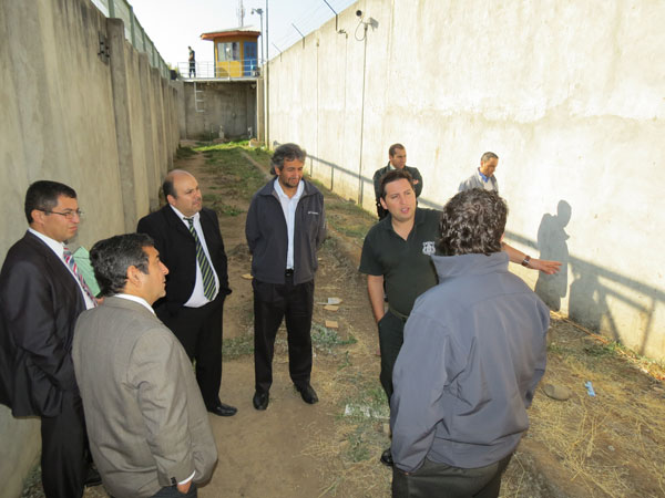 Junto a otros abogados de la Defensor&iacute;a, Jos&eacute; Luis Craig (tercero de izquierda a derecha) visit&oacute; el recinto del Sename en Talca.