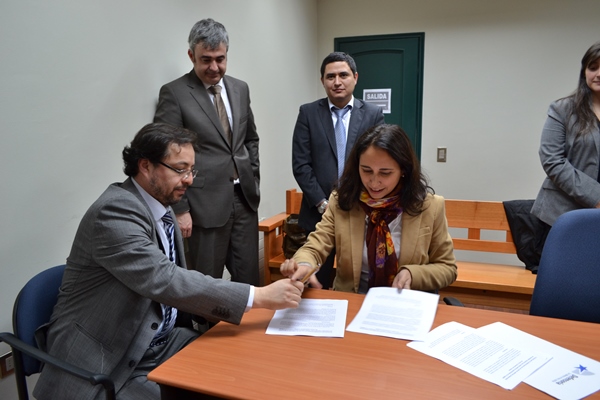 La Defensora Regional, B&aacute;rbara Katz, junto al juez de Carahue, Rodrigo Alarc&oacute;n. Observan Pablo Ardouin (DPM) y Mario Quezada, jefe de Estudios.