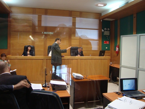 En la imagen, el defensor p&uacute;blico Alvaro Valdebenito interroga a un testigo durante una audiencia del juicio oral por el ataque al fundo Brasil.