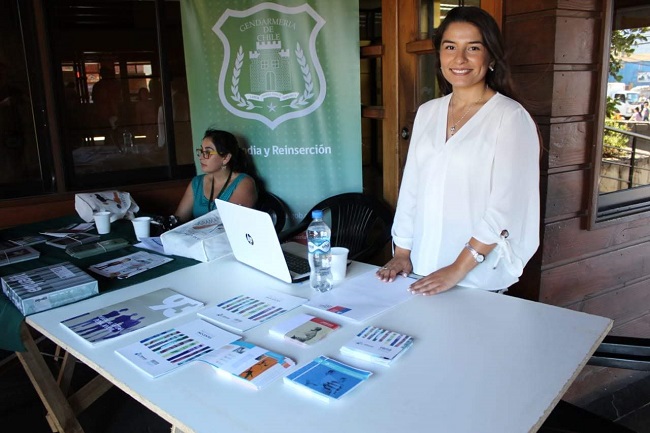 La defensora penal p&uacute;blica de Villarrica, Carolina Sandoval, orient&oacute; a los vecinos en Puc&oacute;n. 