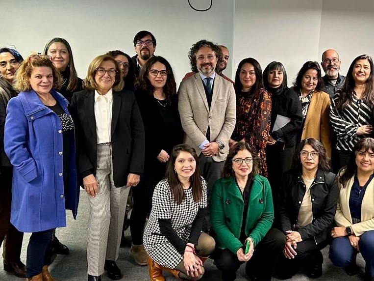 Al final de la jornada el presidente del CDE, Ra&uacute;l Letelier (al centro), pos&oacute; con las y los bibliotecarios participantes.