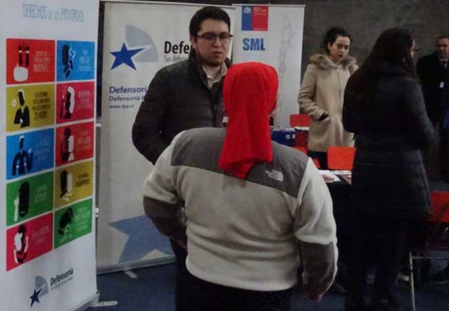 Mar&iacute;a Lagos Molina conversa con un funcionario de la Defensor&iacute;a durante una visita al CCP de Chill&aacute;n.