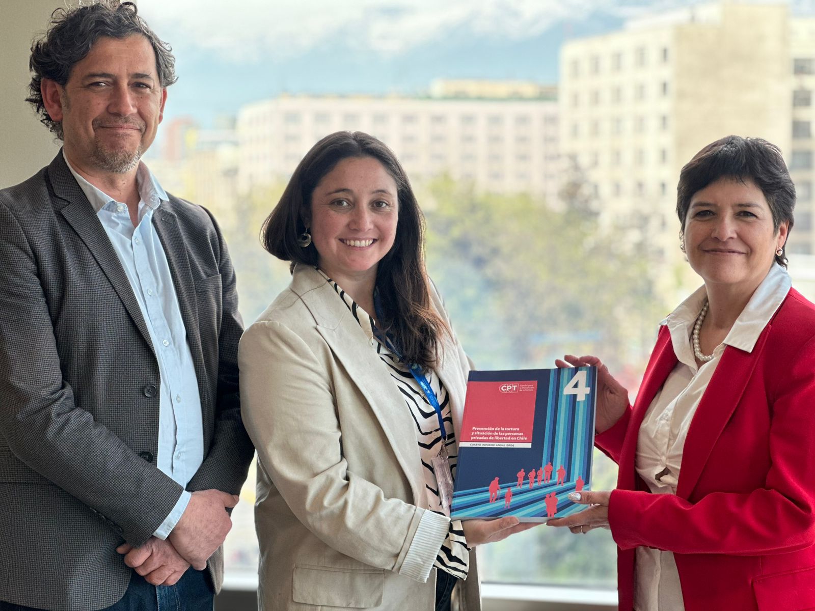 Luis Vial y  Karen Esp&iacute;nola, del CPT, junto a la Defensora Nacional, Ver&oacute;nica Encina.