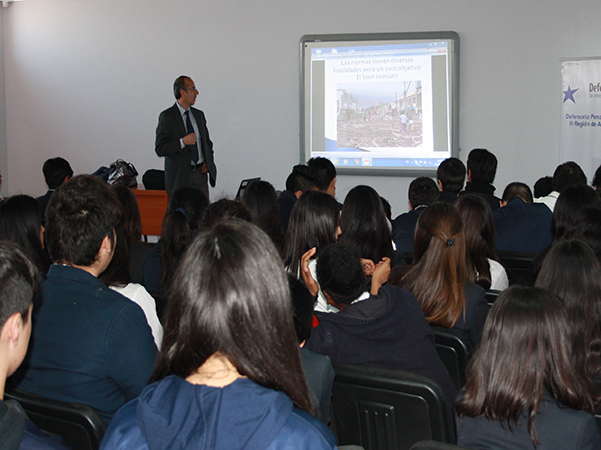 El jefe de Estudios de Atacama, Renato Gonz&aacute;lez dio a conocer la Ley de Responsabilidad Penal Adolescente a los estudiantes.