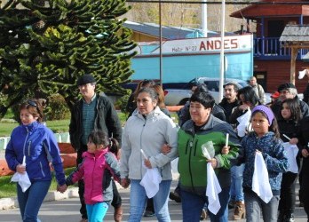 (Imagen gentileza de El Diario de Ays&eacute;n) Familiares de Iv&aacute;n V&aacute;squez protagonizaron marchas en Chile Chico para exigir justicia tras su muerte.