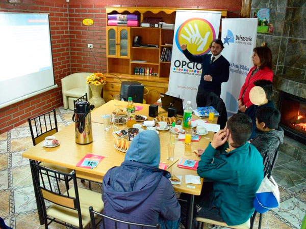 Por grupos, j&oacute;venes del programa PIE conocieron sus derechos y clarificaron dudas respecto del funcionamiento de la Ley N&deg; 20.084.