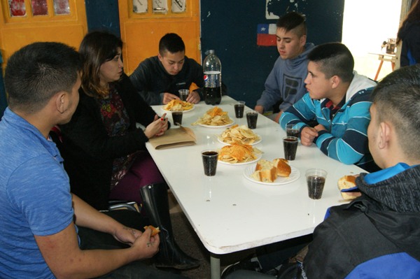 Loreto Mondion  convers&oacute; con los adolescentes sobre su jornada cotidiana y la convivencia interna.