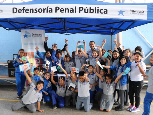 El defensor p&uacute;blico Gabriel Apaza, y el encargados de la UAGD, Hern&aacute;n Vigil, junto a los alumnos.