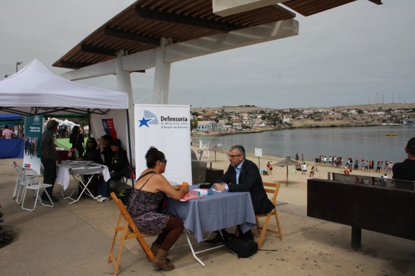 Defensor Regional, Ra&uacute;l Palma Olivares presta orientaci&oacute;n a usuarios en actividad realizada en Playa Mansa.