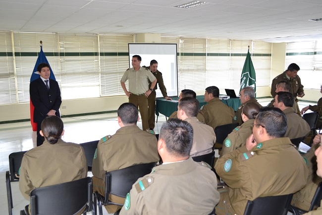 El defensor local jefe de Temuco, Patricio Salinas, convers&oacute; sobre derechos con carabineros de la Octava Comisar&iacute;a de Temuco.
