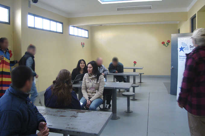 Las profesionales del Servicio de Salud de Concepci&oacute;n junto a los internos previo a la actividad.