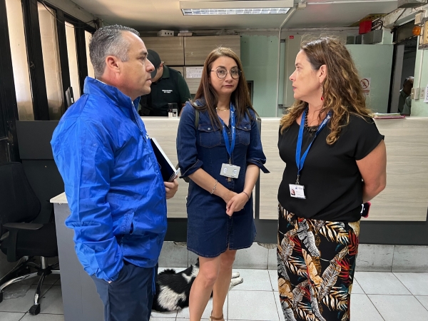 El jefe de Estudios de la DRMS, Mario Palma; la defensora penitenciaria Andrea Quinteros, y la Defensora Regional Metropolitana Norte, Daniela B&aacute;ez.