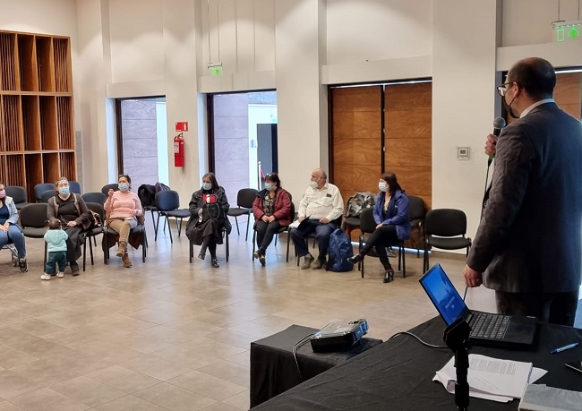 El defensor p&uacute;blico Nicol&aacute;s Castillo y la encargada de la UAGD, Angela Morales, expusieron ante la Asociaci&oacute;n Ind&iacute;gena de &Ntilde;uble. 