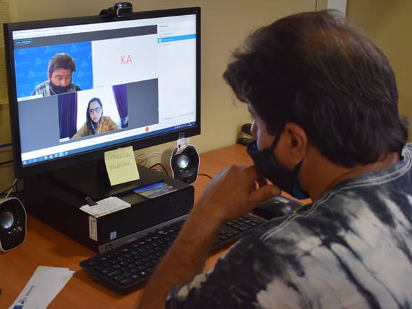 Un usuario en plena videoconferencia con la defensora penal p&uacute;blica de turno TAP, Paula Pavez.