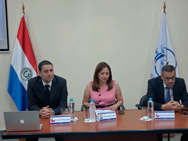 Octavio Suf&aacute;n (izquierda) y Carlos Mora (derecha), junto a una defensora p&uacute;blica de Paraguay.