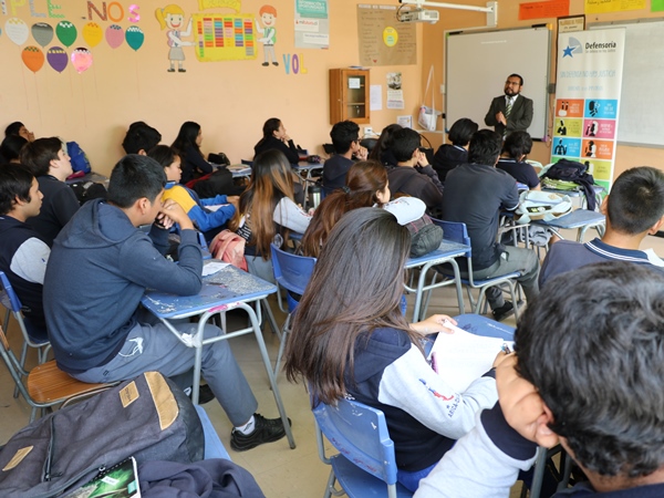 El defensor p&uacute;blico Gabriel Apaza durante la charla con los estudiantes de tercero medio.