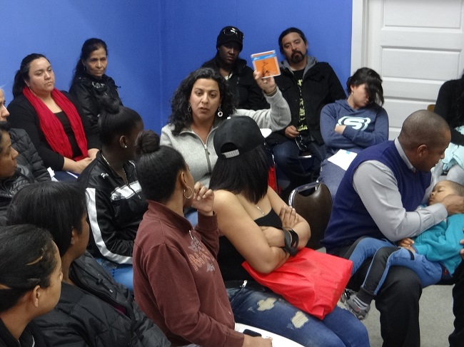 Los migrantes recibieron el d&iacute;ptico 'defensa extranjeros'.