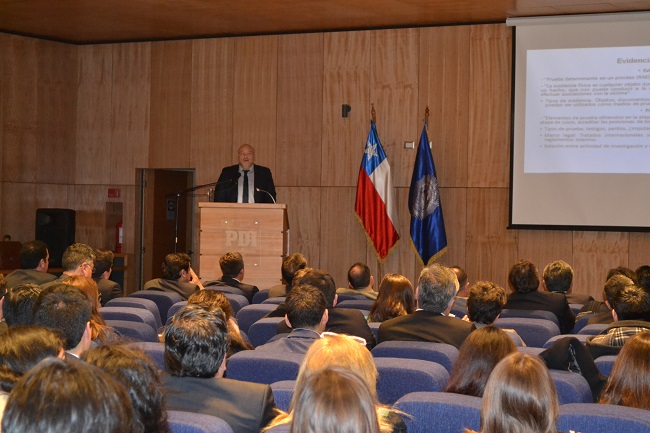 El defensor p&uacute;blico Marcelo Pizarro, abogado de la Unidad de Estudiosde La Araucan&iacute;a expuso en el auditorio de la PDI.