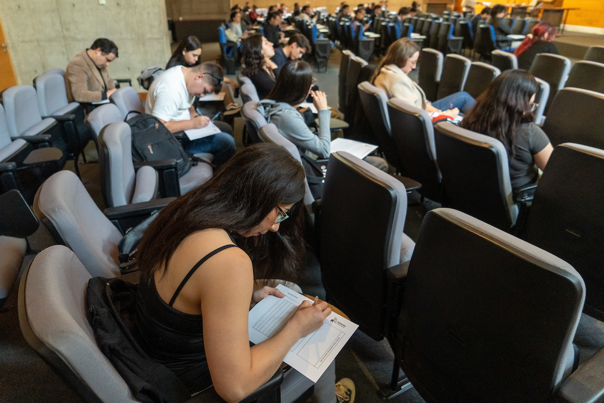 Como suele ocurrir, el auditorio institucional del Centro de Justicia de Santiago (CJS) congreg&oacute; a la mayor&iacute;a de quienes rindieron ambos ex&aacute;menes.