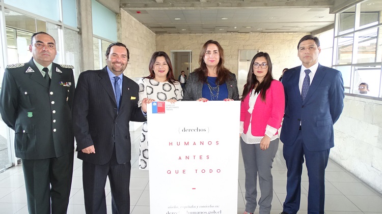 La Defensora Regional y el gabinete de justicia junto a la subsecretaria de Derechos Humanos, Loreto Recabarren. 