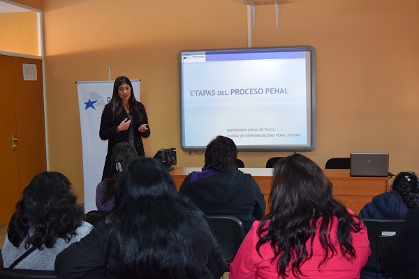 La defensora penal p&uacute;blica juvenil B&aacute;rbara Contreras expuso en el Liceo de Colb&uacute;n sobre los derechos de los j&oacute;venes imputados de un delito.