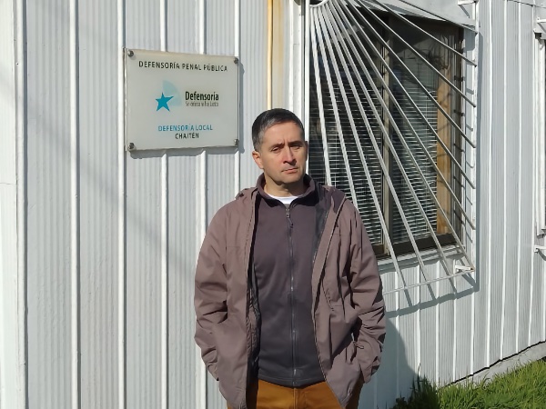 El defensor local jefe de Puerto Varas, Claudio Herrera, se traslad&oacute; hasta Chait&eacute;n para este juicio oral.