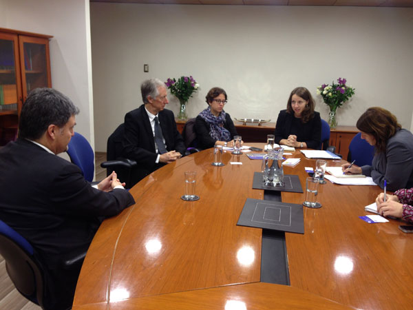 El Defensor Nacional (izquierda) convers&oacute; con Audrey Olivier Muralt, Isabel Heyer y Roberto Feher.
