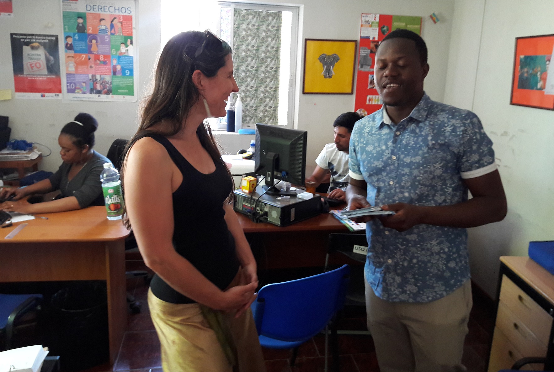 Francisca Sell&eacute;s convers&oacute; con el coordinador de la Oficina de Migrantes de Quilicura, Jean Claude Pierre-Paul, sobre defensa especializada.