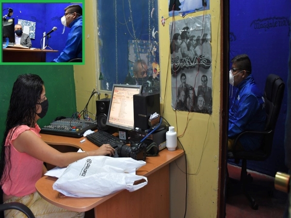 El Defensor Regional de Tarapac&aacute; en los estudios de 'Radio Estaci&oacute;n' del penal de mujeres de Iquique.