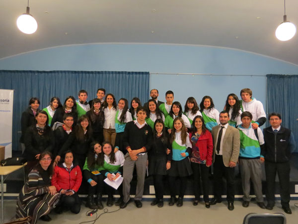 Al t&eacute;rmino de la actividad, los alumnos se fotografiaron con los funcionarios de la Defensor&iacute;a Regional de La Araucan&iacute;a.