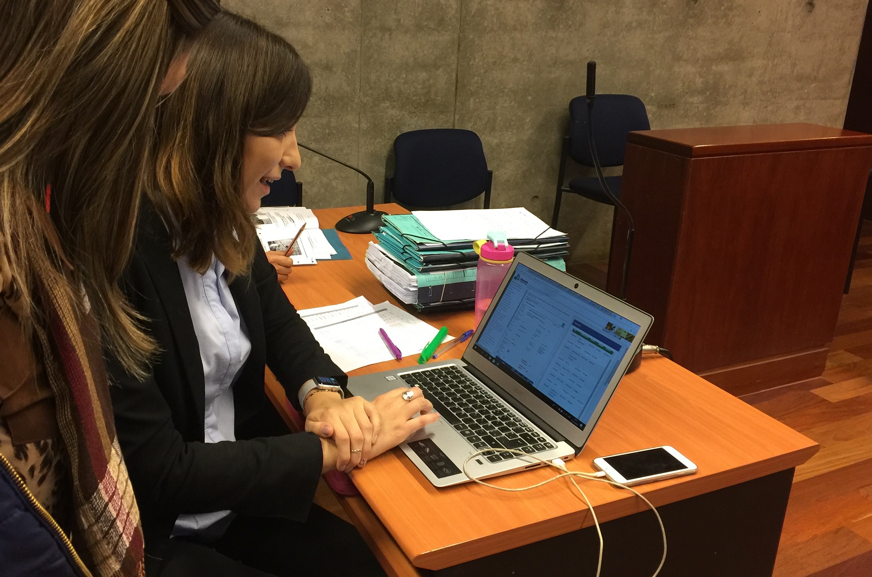 Los defensores de primera audiencia de Lo Prado tienen el 97% de sus causas en Carpeta Digital. Constanza Bozo accede a sus causas desde su notebook.
