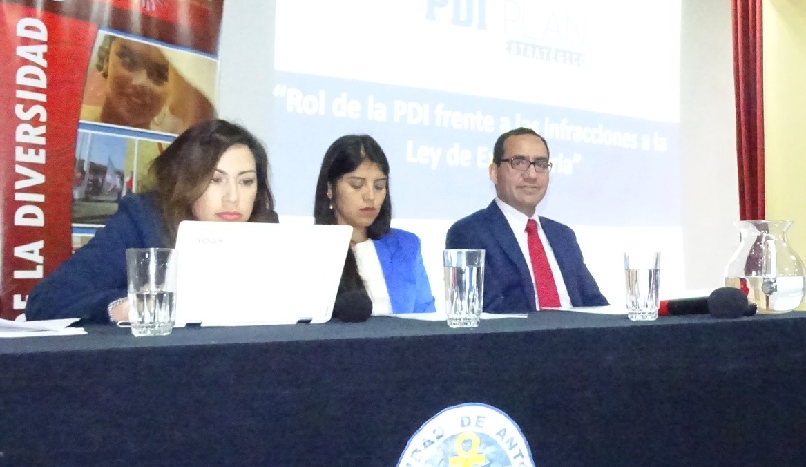 El defensor p&uacute;blico Hugo Le&oacute;n durante su exposici&oacute;n sobre defensa de migrantes y extranjeros.
