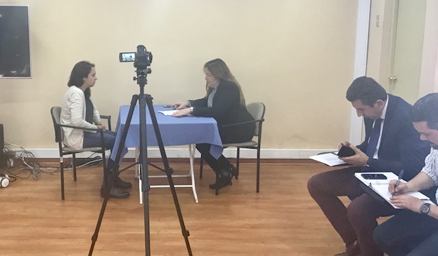 La defensora local jefe de Copiap&oacute;, Violeta Villalobos, simula una primera entrevista con una imputada "extranjera".
