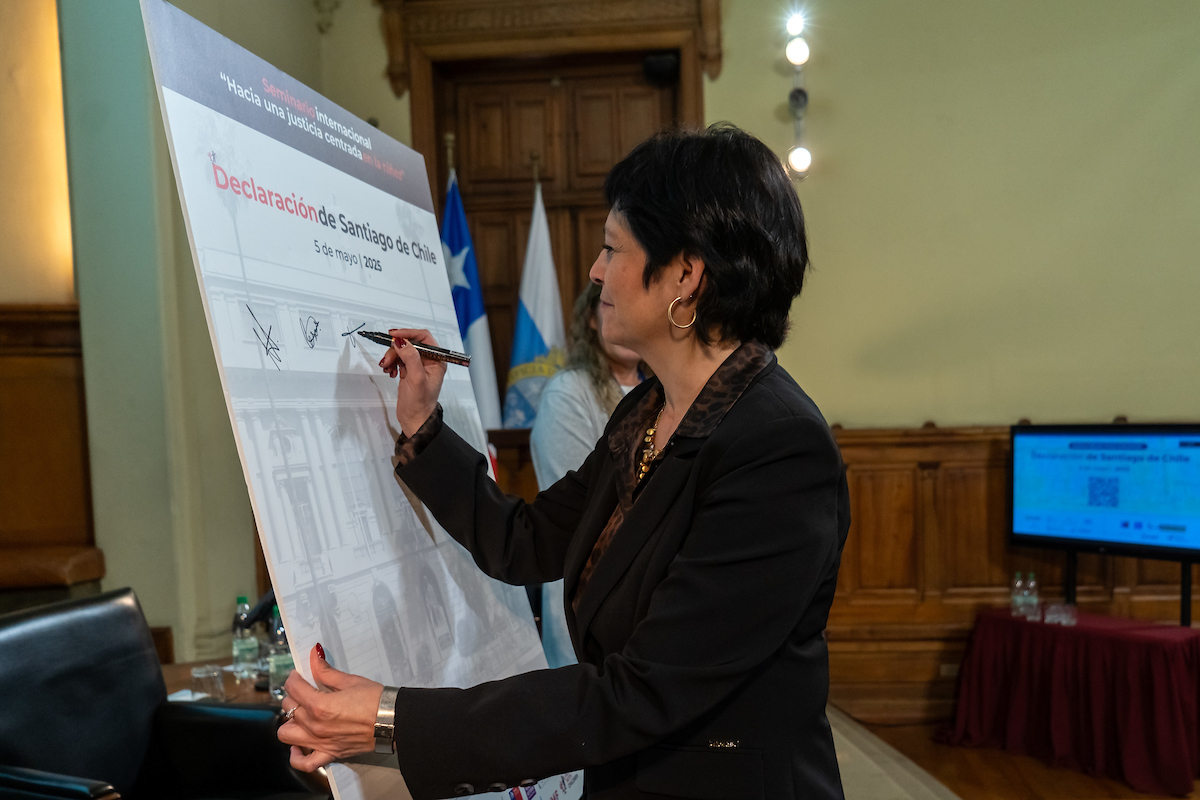 La Defensora Nacional, Ver&oacute;nica Encina, al suscribir la "Declaraci&oacute;n de Santiago".
