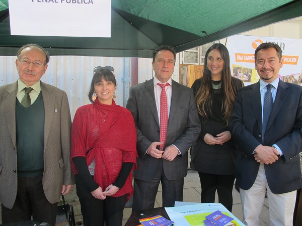 El ministro Jos&eacute; Antonio G&oacute;mez visit&oacute; el stand institucional.
