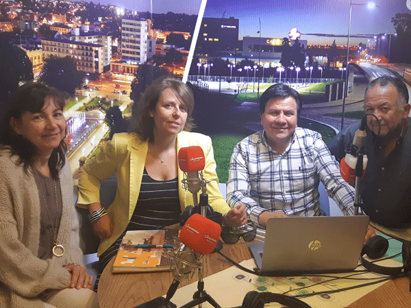 Mar&iacute;a Soledad Llorente en los estudios de radio El Conquistador, junto a Sandra Silva y a los locutores Andr&eacute;s Mujica y Guillermo Valderas.