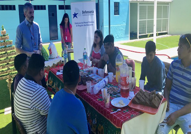 Los funcionarios de Atacama, encabezados por el Defensor Regional, Ra&uacute;l Palma, entregaron regalos a los j&oacute;venes del CIP-CRC.