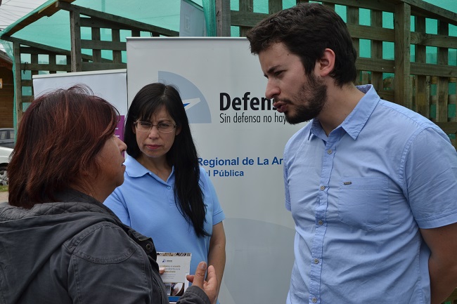 El defensor p&uacute;blico Juan Pablo Alday y la asistente administrativa de Temuco Jacqueline Romero atendieron diversas consultas en Puerto Saavedra.