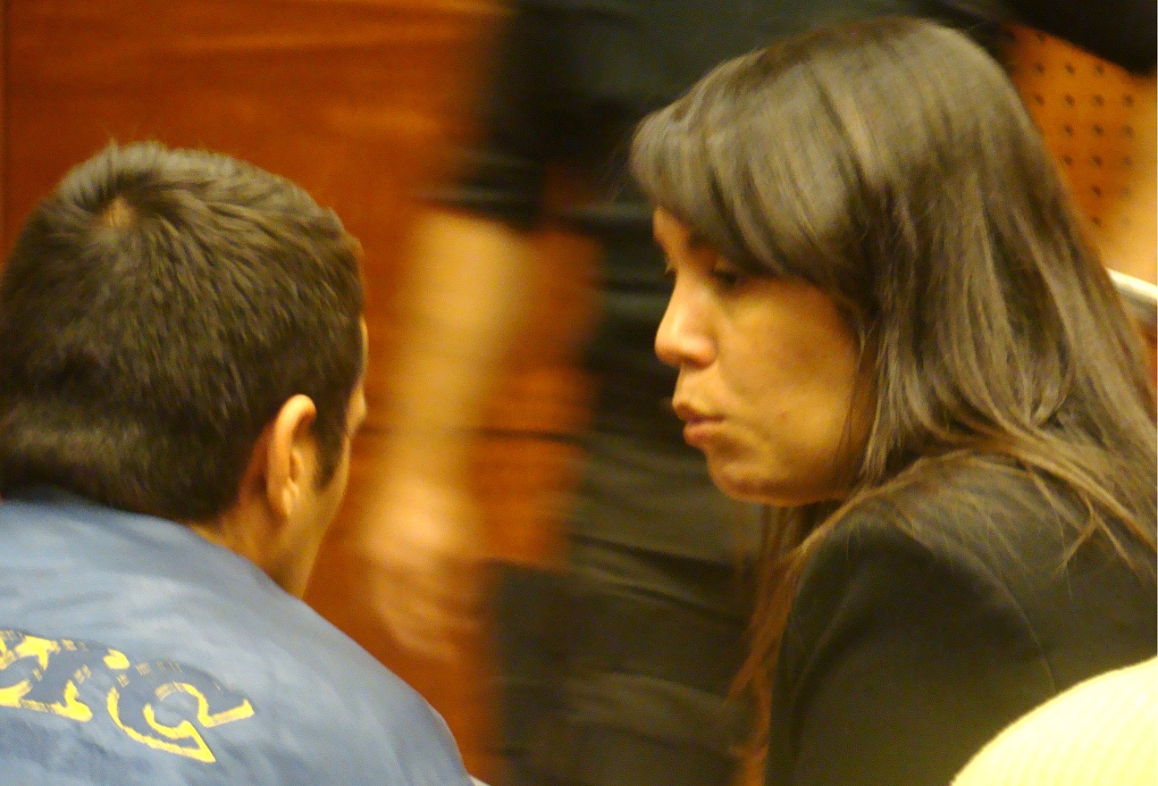 Tras conocer la condena a 15 a&ntilde;os de presidio, la defensora p&uacute;blica Karen Fern&aacute;ndez conversa con su defendido, Ra&uacute;l L&oacute;pez.