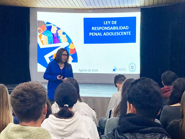 La abogada Catherine R&iacute;os y la trabajadora social Carol Gonz&aacute;lez conversaron con la comunidad educativa.