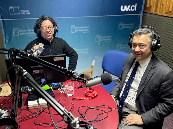 El Defensor Regional de Valpara&iacute;so, Claudio P&eacute;rez Garc&iacute;a, durante la entrevista radial.