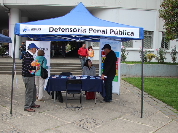 Profesionales de la Defensor&iacute;a atendieron las distintas consultas durante la plaza de justicia realizada en Chill&aacute;n.