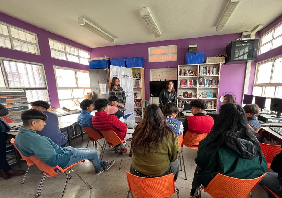 J&oacute;venes del CIP de San Bernardo dialogaron con la Defensora Regional, Daniela B&aacute;ez, y la jefa de la UDPJ, Patricia Cisternas.