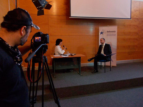 El taller congreg&oacute; a 17 abogados institucionales. En la imagen, Tati Penna entrevista al defensor p&uacute;blico Pablo Munizaga.