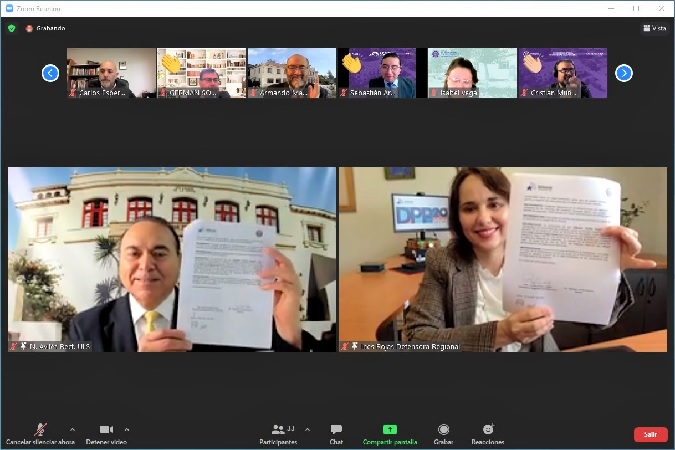 Tanto el rector de la Universidad de La Serena como la Defensora Regional de Coquimbo exhiben el convenio firmado.
