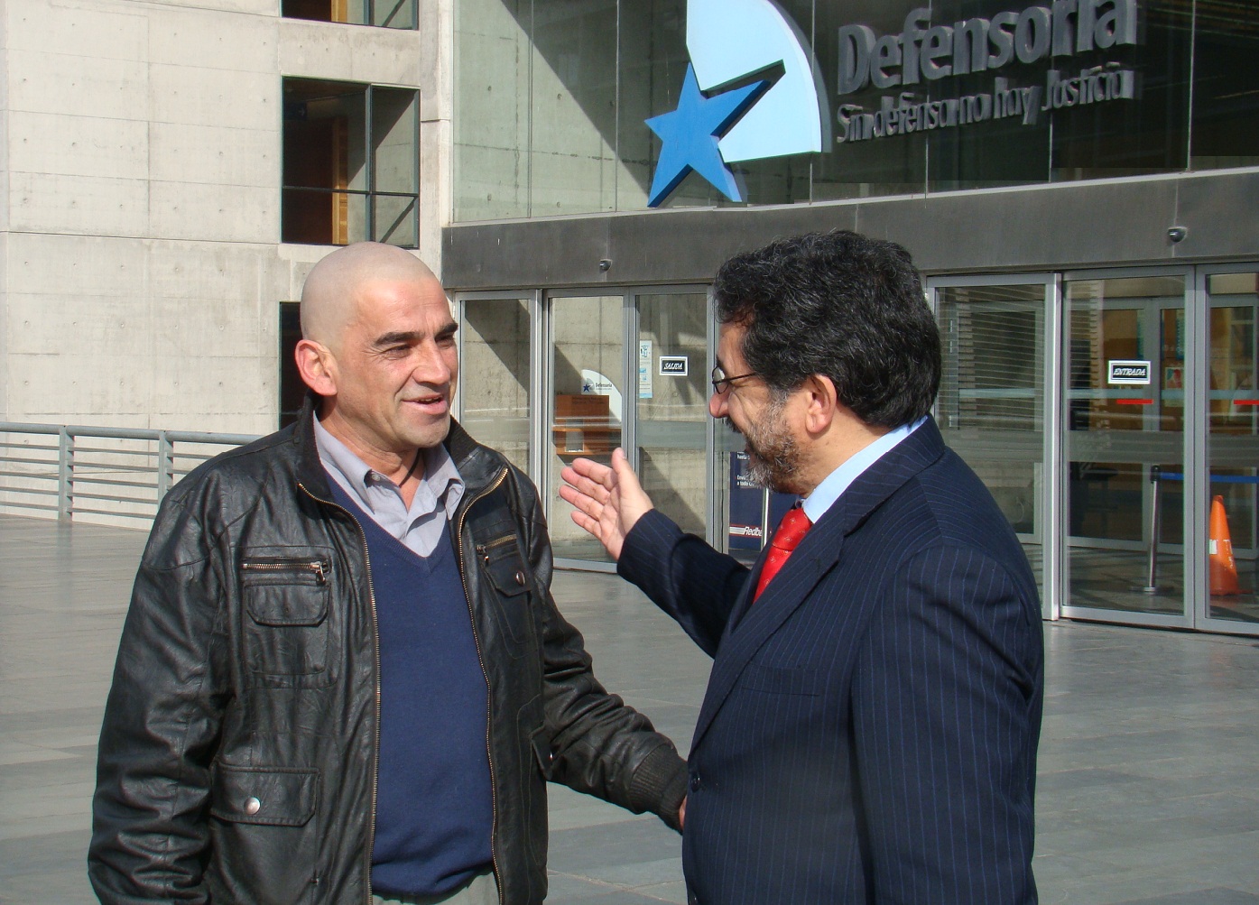 Tras ser absuelto, Rub&eacute;n Vigorena saluda afectuosamente a Silverio Fuentes, su defensor. Los carabineros que lo detuvieron son ahora investigados.