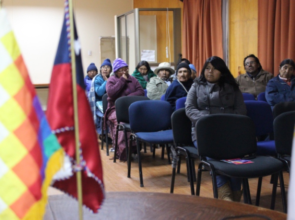 Los asistentes a la segunda charla de defensa especializada ind&iacute;gena realizada en el poblado andino de Putre. 