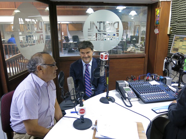 La entrevista fue emitida en vivo para la Radio Digital FM y publicada en el diario El Llanquihue. 