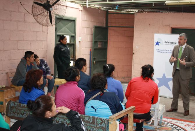 El Defensor Regional, Ra&uacute;l Palma, exponiendo ante las internas del CCP de Vallenar.